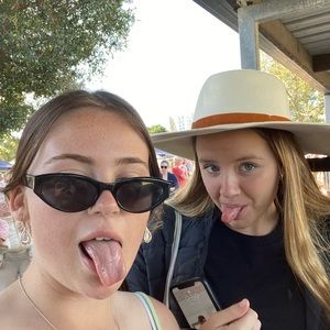 Meet your Posher, Caitlin